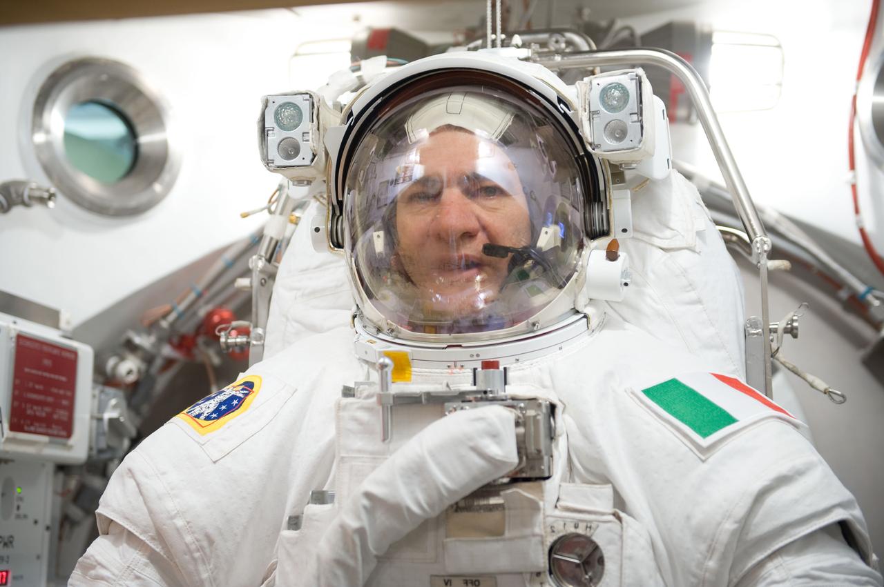 PHOTO DATE: 4/5/10, Time: 1000 LOCATION: Bldg 7/SSATA Chamber SUBJECT: STB-ST-903 - INC 26 SSATA Crew Training: Paolo Nespoli Photographer: James Blair