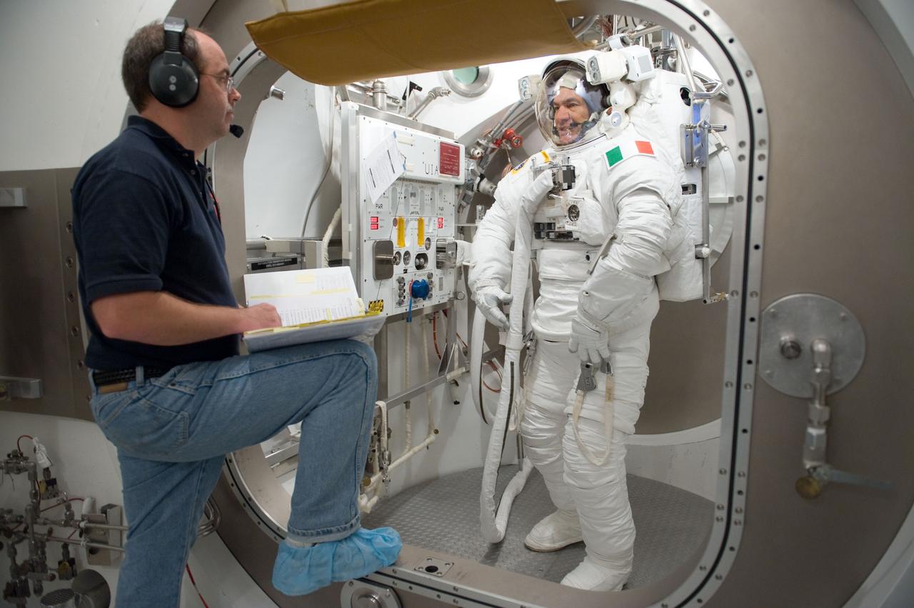 PHOTO DATE: 4/5/10, Time: 1000 LOCATION: Bldg 7/SSATA Chamber SUBJECT: STB-ST-903 - INC 26 SSATA Crew Training: Paolo Nespoli Photographer: James Blair