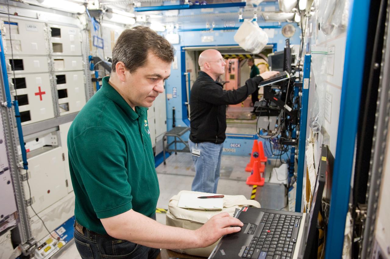 PHOTO DATE:  04-23-10 LOCATION: Bldg 9NW, ISS Mockup SUBJECT:   Expedition 25 crew members, Kaleri, Skripochka and S. Kelly during routine ops training.  PHOTOGRAPHER:  James Blair