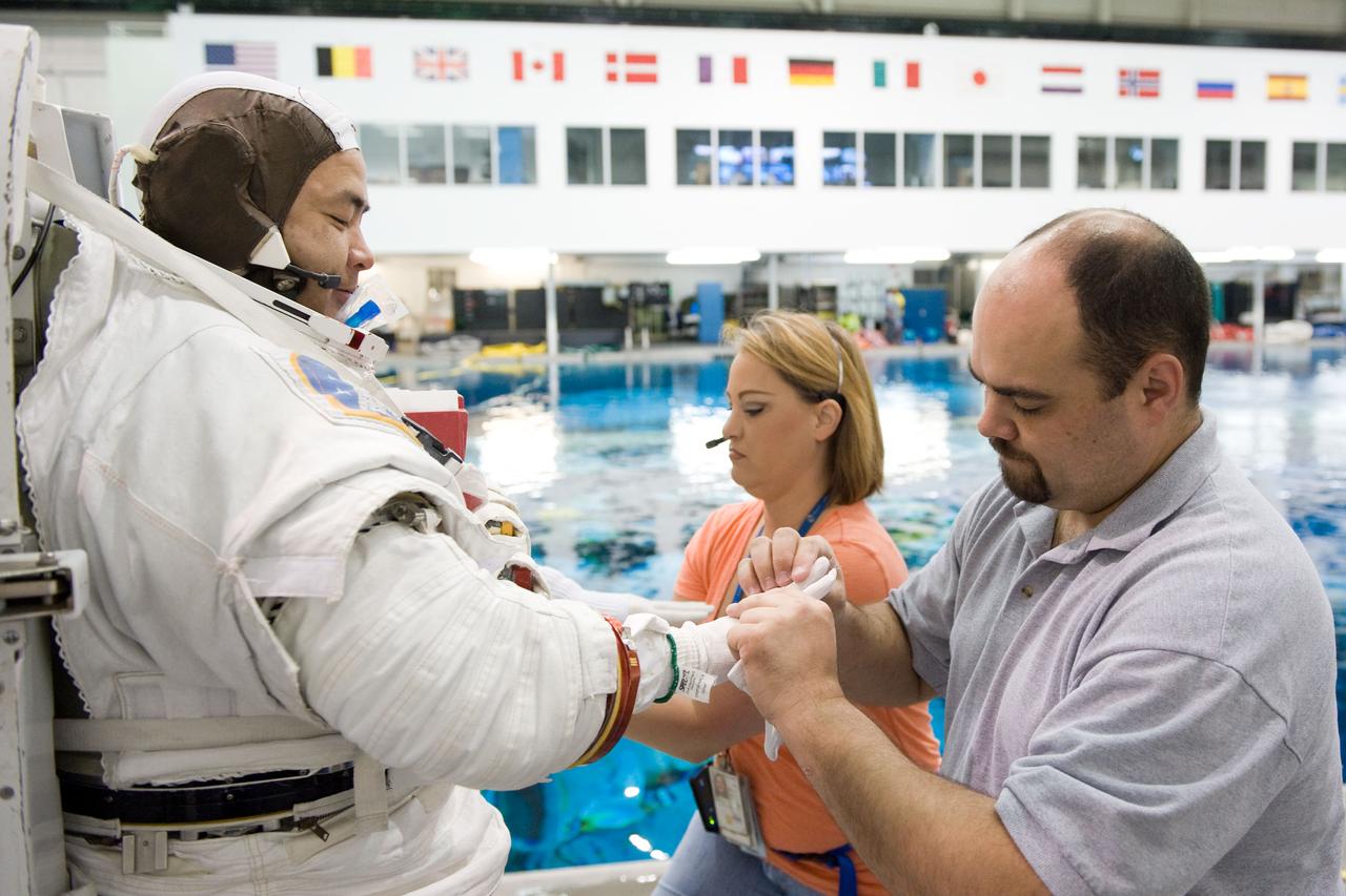 PHOTO DATE:  05-04-10 LOCATION:NBL TOPSIDE SUBJECT:  Satoshi Furukawa and Aki Hoshide during their EVA Skills for training at the NBL WORK ORDER:1327-NBLJAXA-05-04-10 PHOTOGRAPHER:  BILL STAFFORD 