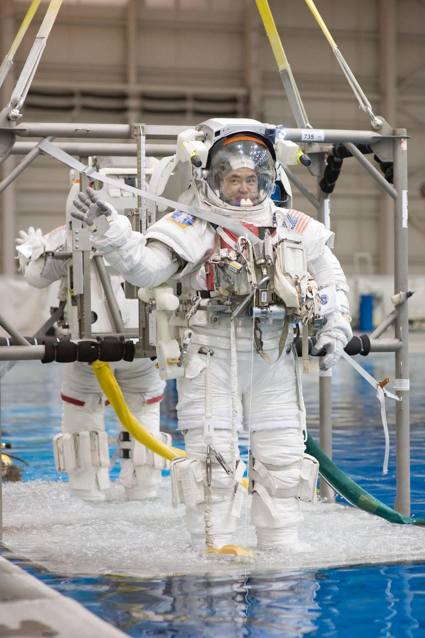 PHOTO DATE:  05-04-10 LOCATION:NBL TOPSIDE SUBJECT:  Satoshi Furukawa and Aki Hoshide during their EVA Skills for training at the NBL WORK ORDER:1327-NBLJAXA-05-04-10 PHOTOGRAPHER:  BILL STAFFORD 