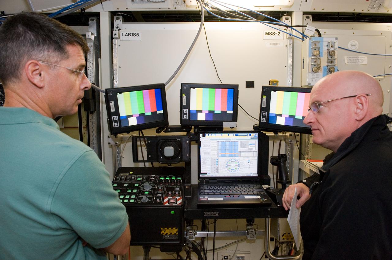 PHOTO DATE: 5-17-10 LOCATION: Bldg. 5south - SSTF SUBJECT:  Exp. 25 crew’s MECH/ROBO INSTALL training with Scott Kelly and Shane Kimbrough PHOTOGRAPHER: Lauren Harnett