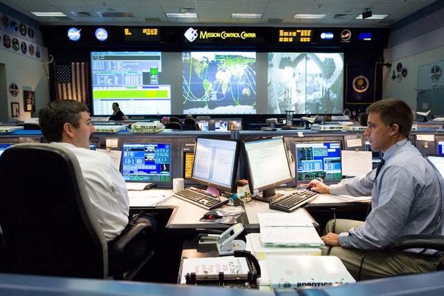 NASA image: STS-132/ULF4 Flight Controllers on Console