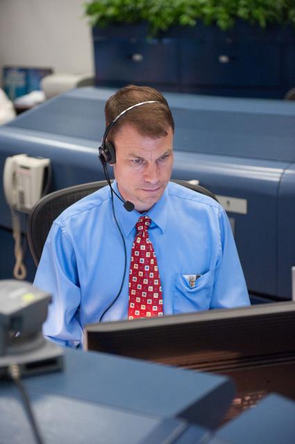 NASA image: STS-132/ULF4 Flight Controllers on Console - Orbit 2