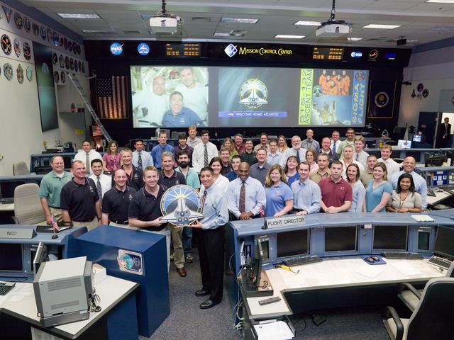 NASA image: STS-132 ascent flight control team photo with Flight Director Richard Jones and the STS-132 crew