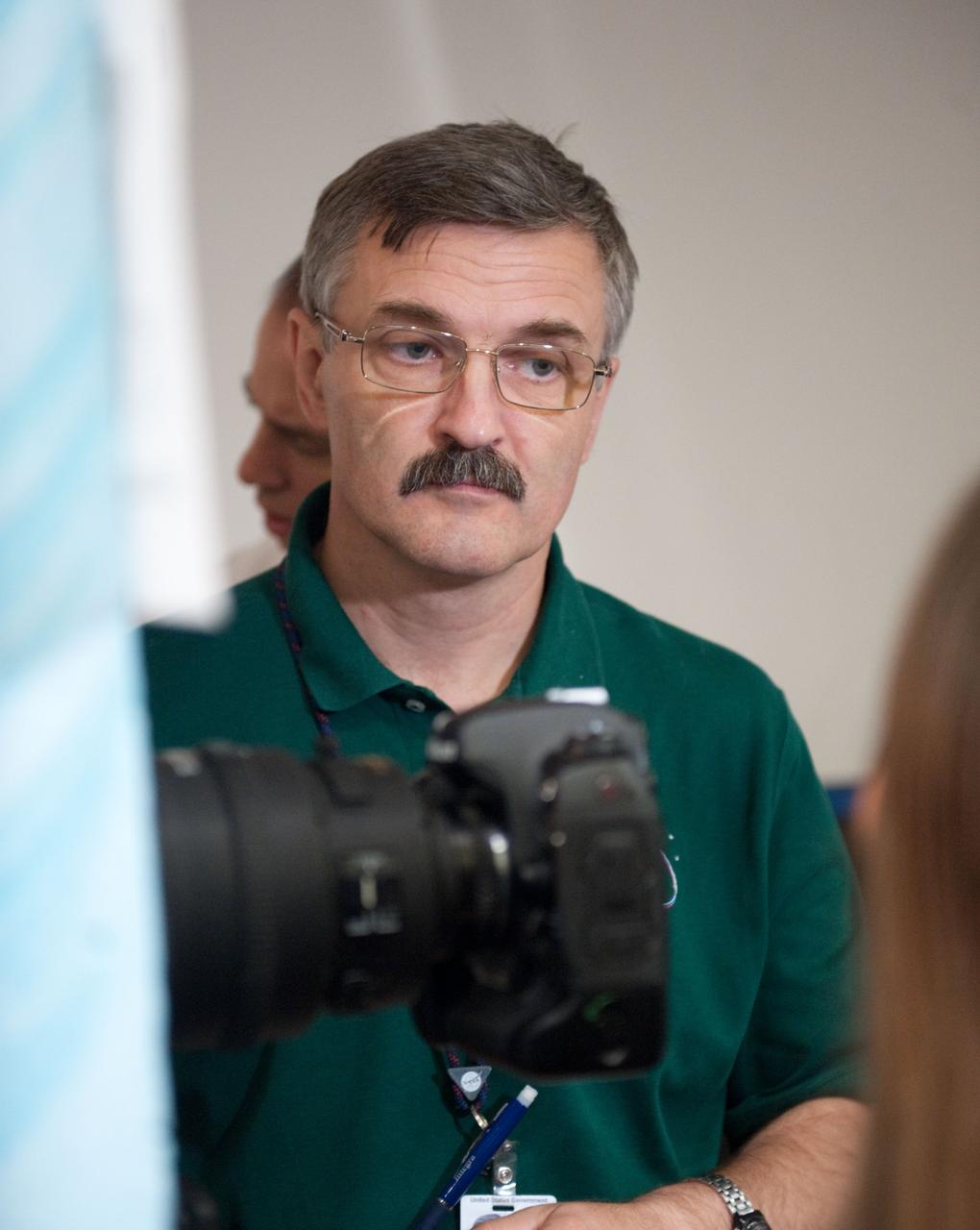 PHOTO DATE: 07-07-10 LOCATION: Bldg. 9NW - below FFT Mockup SUBJECT: Expedition 25/26 Vehicle Approach Skills training with Russian cosmonauts Oleg Skripochka and Alexander Kaleri in building 9NW by the FFT mockup with instructor Katrina Willoughby. WORK ORDER: 02002-BS__EXP2526B9W-07-07-10 PHOTOGRAPHER: BILL STAFFORD