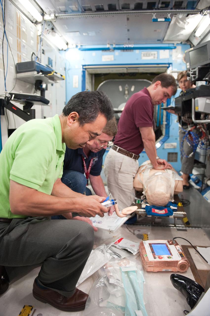 PHOTO DATE:  07-13-10 LOCATION: Bldg 9NW, US Lab Mockup SUBJECT:  Expedition 28 crew membersMike Fossum, Satoshi Furukawa, Sergei Volkov  during ACLS MEG I training. PHOTOGRAPHER:  James Blair