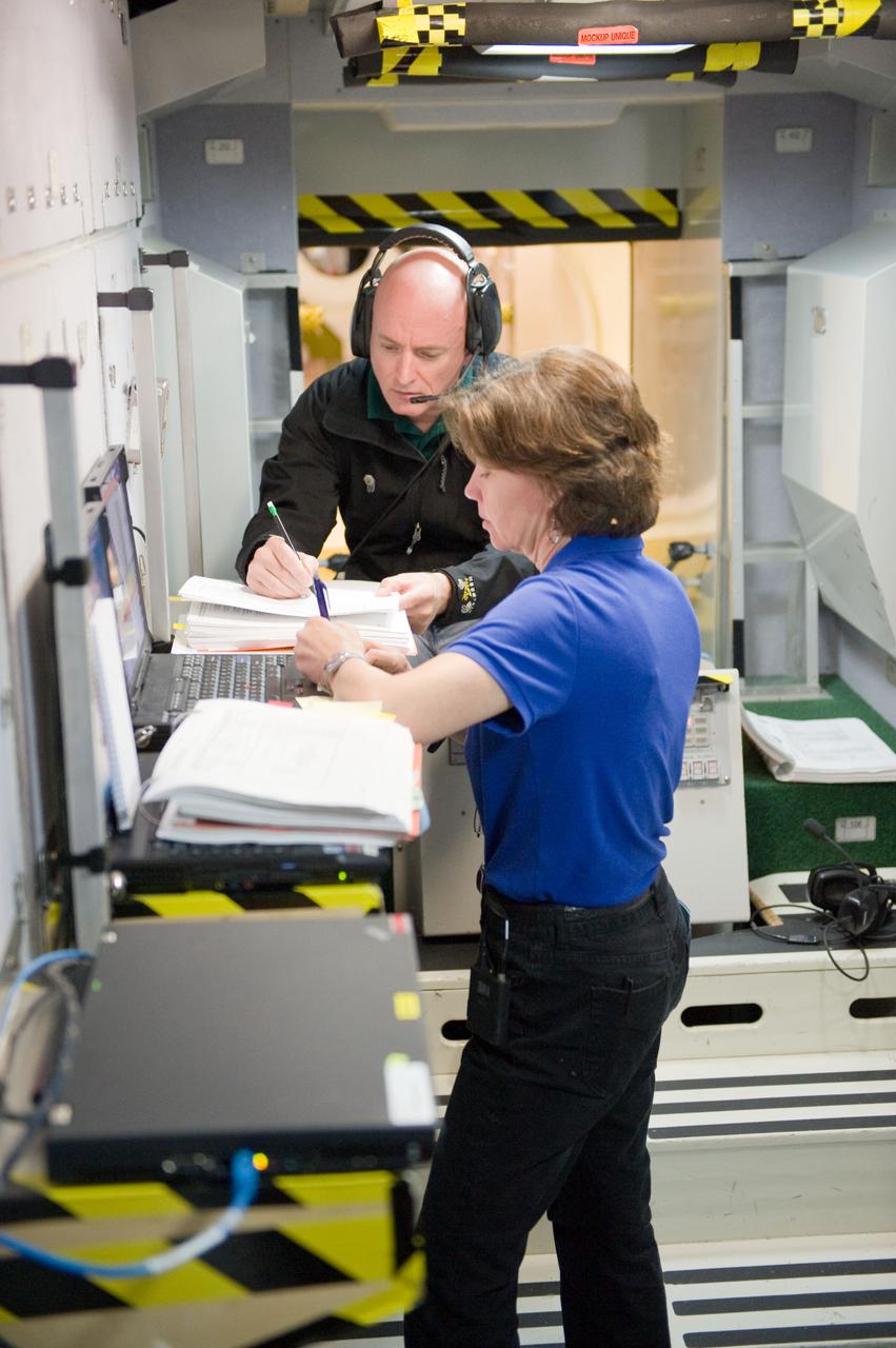Expedition 25/26 emergency scenario training.  Photo Date: July 14, 2010.  Location: Building 9NW - ISS Mockups.  Photographer: Robert Markowitz.