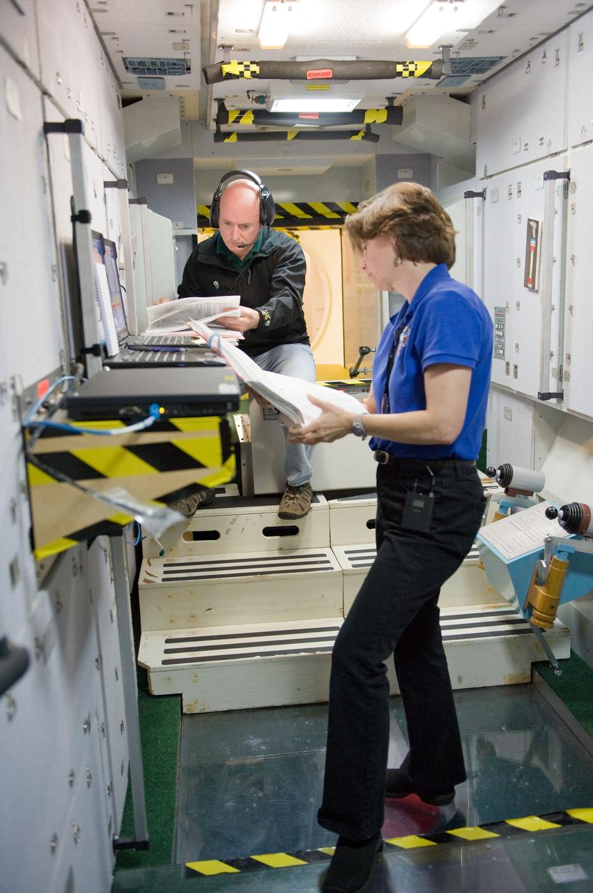 Expedition 25/26 emergency scenario training.  Photo Date: July 14, 2010.  Location: Building 9NW - ISS Mockups.  Photographer: Robert Markowitz.