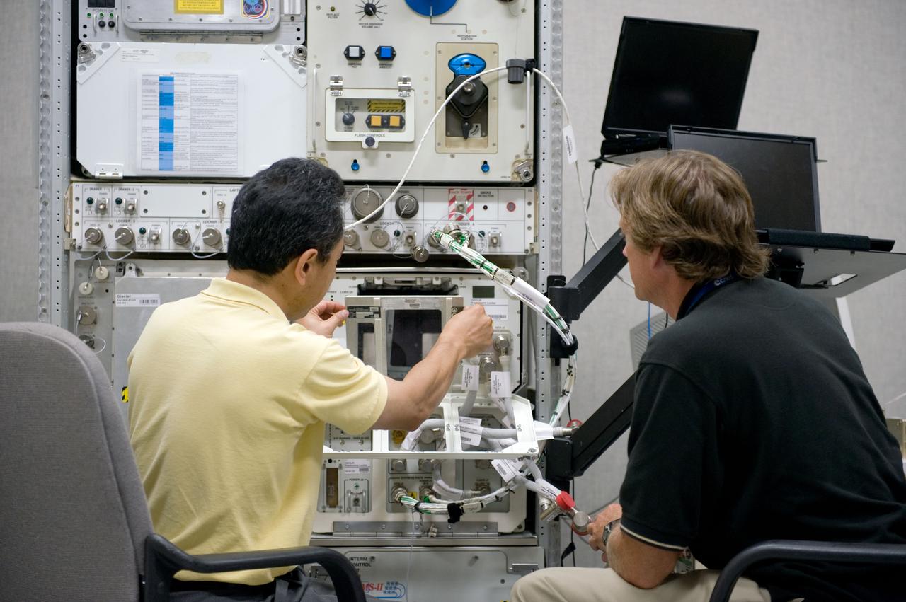 Expedition 28 crew payload training on DECLIC with instructor Wayne Wright and JAXA crew member Satoshi Furukawa.  Photo Date: July 14, 2010.  Location: Building 5, RBUA/Rm. 1120B.  Photographer: Robert Markowitz.