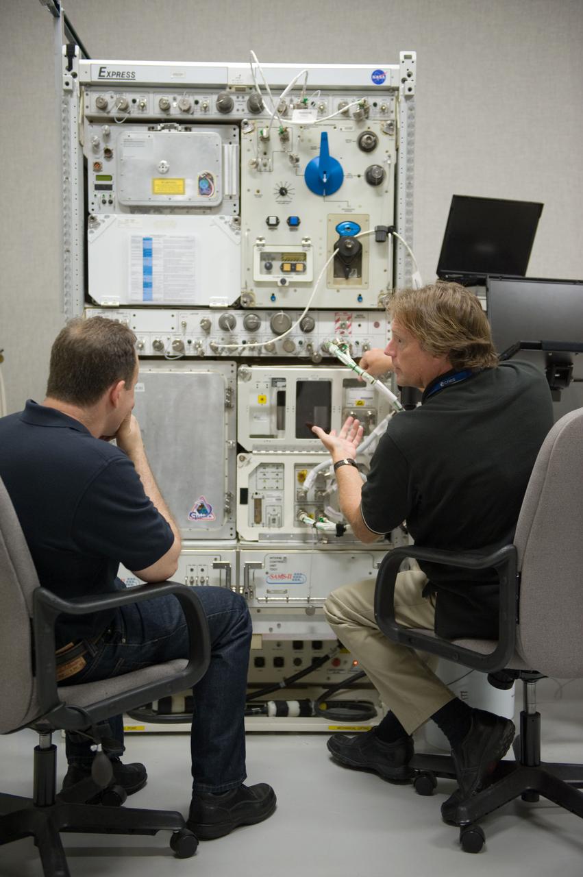 Expedition 27 crew payload training on DECLIC with instructor Wayne Wright and Astronaut Ron Garan.  Photo Date: July 14, 2010.  Location: Building 5, RBUA/Rm. 1120B.  Photographer: Robert Markowitz.