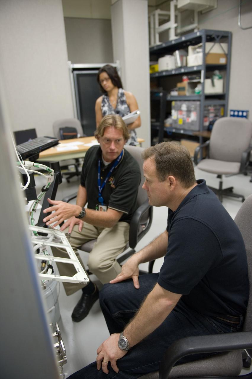 Expedition 27 crew payload training on DECLIC with instructor Wayne Wright and Astronaut Ron Garan.  Photo Date: July 14, 2010.  Location: Building 5, RBUA/Rm. 1120B.  Photographer: Robert Markowitz.