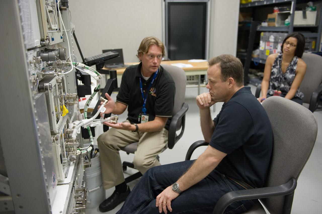 Expedition 27 crew payload training on DECLIC with instructor Wayne Wright and Astronaut Ron Garan.  Photo Date: July 14, 2010.  Location: Building 5, RBUA/Rm. 1120B.  Photographer: Robert Markowitz.