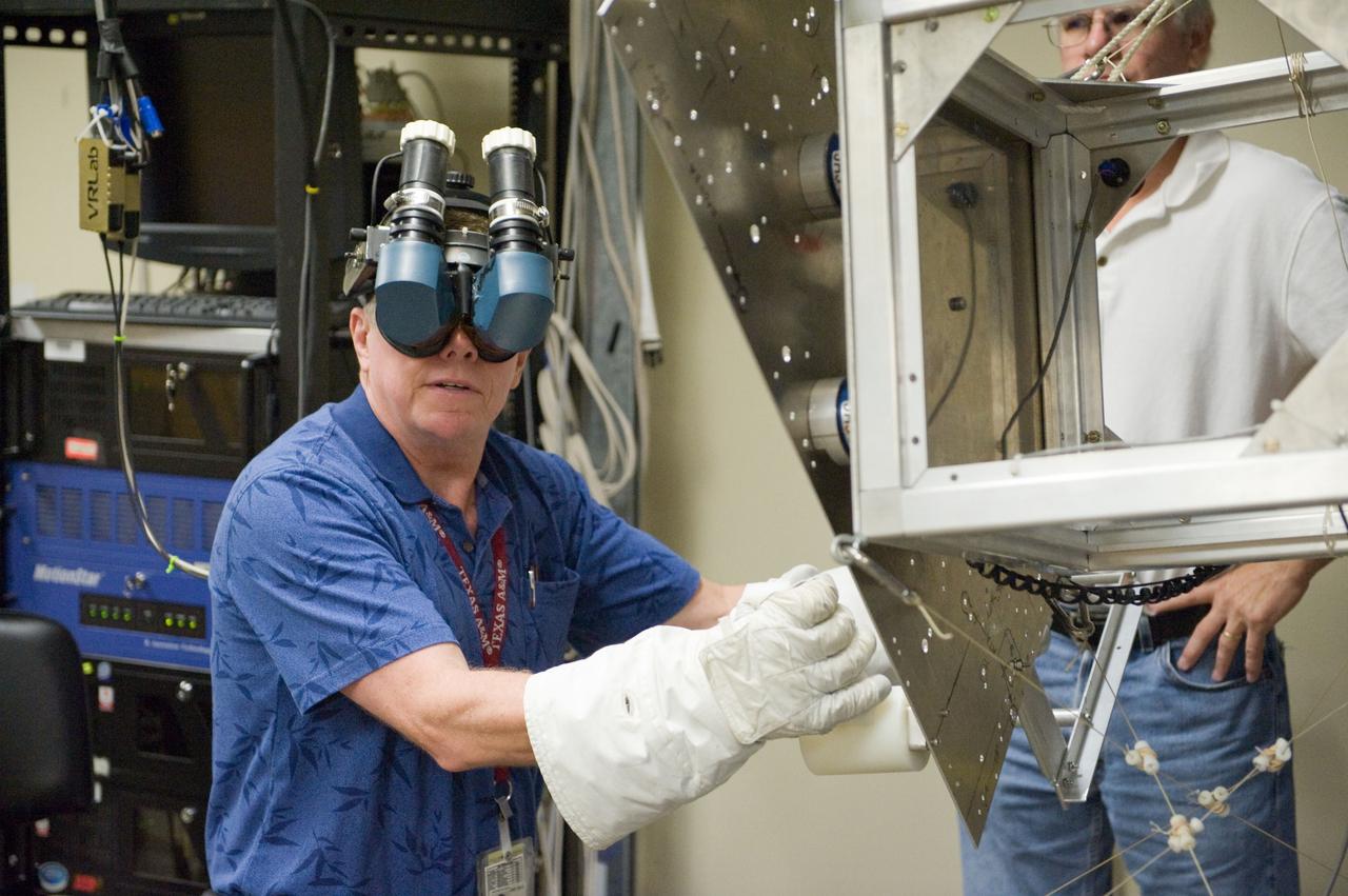 PHOTO DATE: 23 September 2010, LOCATION: Bldg. 9 Virtual Reality Lab, SUBJECT: Expedition 28 crew members Mike Fossum and Satoshi Furukawa during ROBO/EVA #1 Training. PHOTOGRAPHER: Mark Sowa