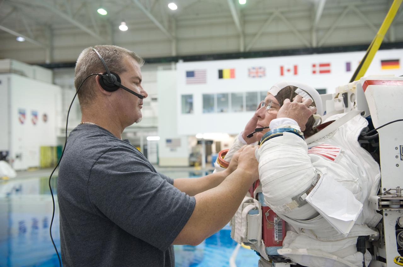 PHOTO DATE: 10-26-10 LOCATION: NBL - Pool Topside SUBJECT: Expedition 27 crew member Ron Garan and Expedition 28 crew member Mike Fossum during a joint INC-27/INC-28 ISS EVA Cleanup training session at the NBL WORK ORDER: 03126-BS__NBLEXP27_10-26-10 PHOTOGRAPHER: BILL STAFFORD