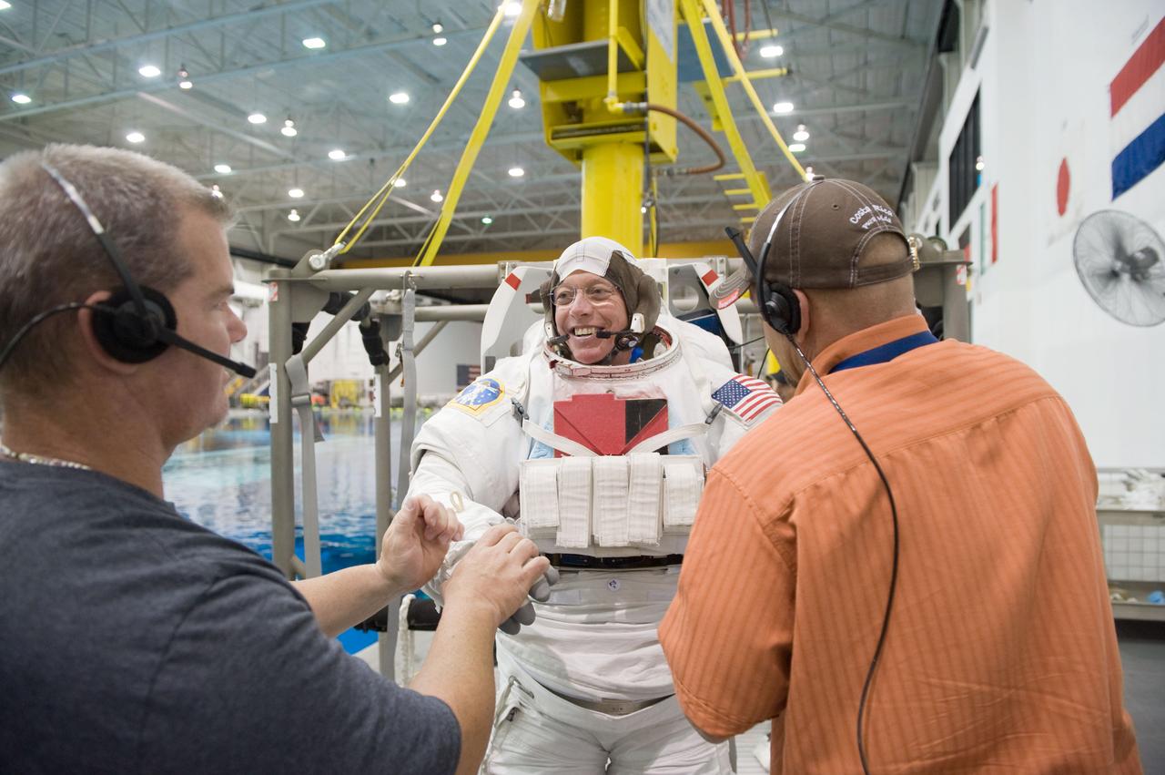 PHOTO DATE: 10-26-10 LOCATION: NBL - Pool Topside SUBJECT: Expedition 27 crew member Ron Garan and Expedition 28 crew member Mike Fossum during a joint INC-27/INC-28 ISS EVA Cleanup training session at the NBL WORK ORDER: 03126-BS__NBLEXP27_10-26-10 PHOTOGRAPHER: BILL STAFFORD