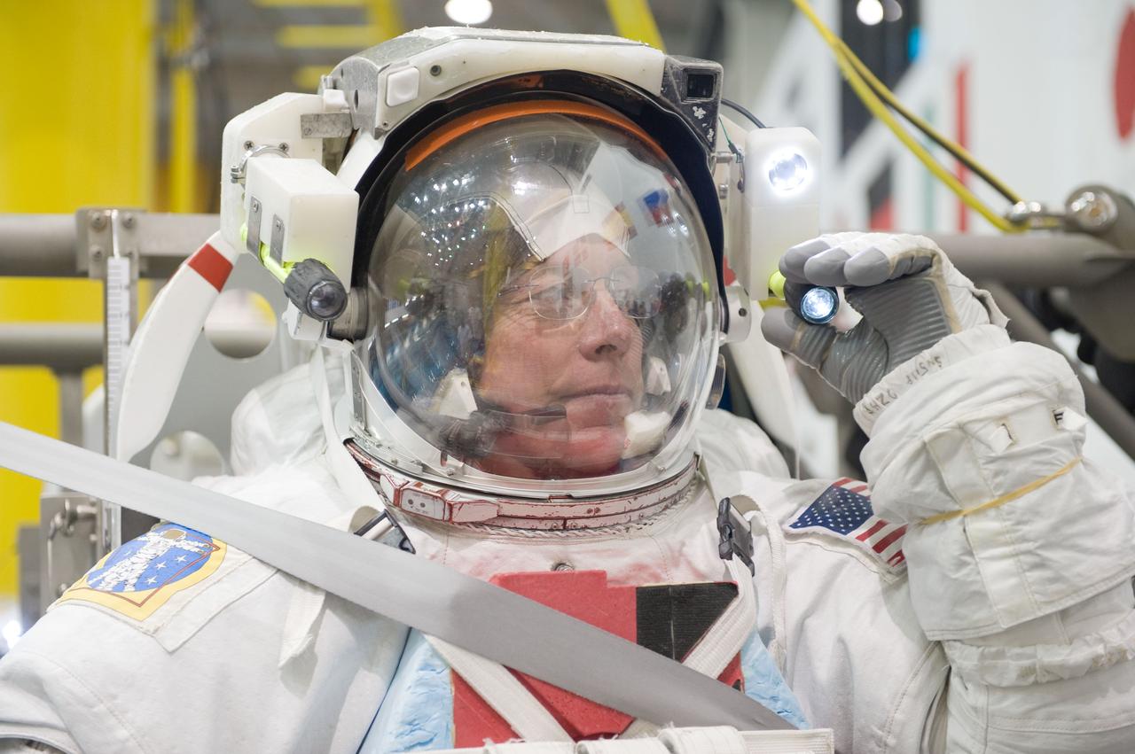 PHOTO DATE: 10-26-10 LOCATION: NBL - Pool Topside SUBJECT: Expedition 27 crew member Ron Garan and Expedition 28 crew member Mike Fossum during a joint INC-27/INC-28 ISS EVA Cleanup training session at the NBL WORK ORDER: 03126-BS__NBLEXP27_10-26-10 PHOTOGRAPHER: BILL STAFFORD