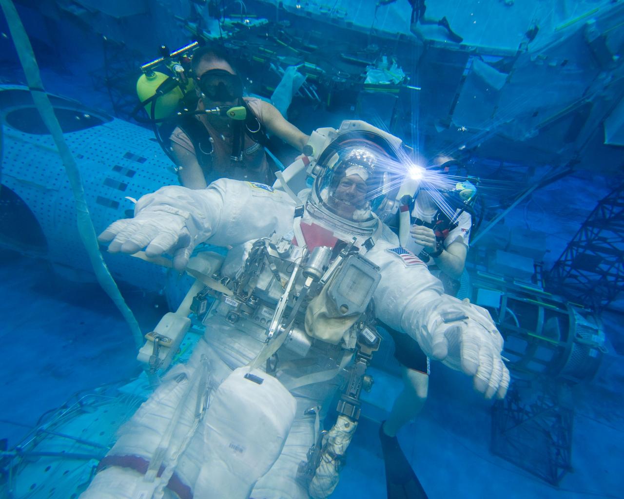 PHOTO DATE: 10-26-10 LOCATION:  NBL - Pool Topside SUBJECT:  Expedition 27 crew member Ron Garan and Expedition 28 crew member Mike Fossum during a joint INC-27/INC-28 ISS EVA Cleanup training session at the NBL WORK ORDER:   03126-BS__NBLEXP27_10-26-10  PHOTOGRAPHER:   BILL STAFFORD