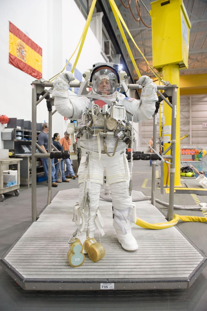PHOTO DATE: 10-26-10 LOCATION:  NBL - Pool Topside SUBJECT:  Expedition 27 crew member Ron Garan and Expedition 28 crew member Mike Fossum during a joint INC-27/INC-28 ISS EVA Cleanup training session at the NBL WORK ORDER:   03126-BS__NBLEXP27_10-26-10  PHOTOGRAPHER:   BILL STAFFORD