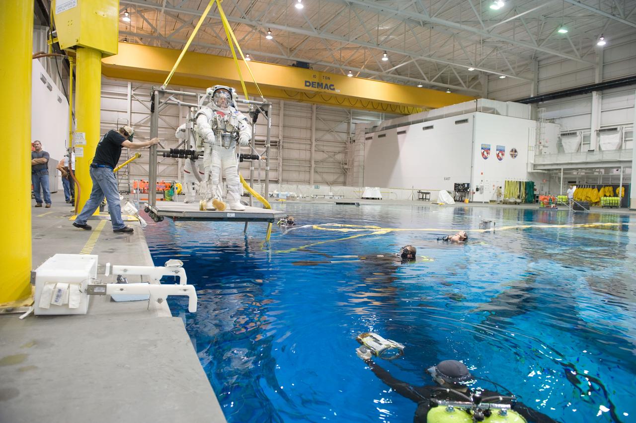 PHOTO DATE: 10-26-10 LOCATION:  NBL - Pool Topside SUBJECT:  Expedition 27 crew member Ron Garan and Expedition 28 crew member Mike Fossum during a joint INC-27/INC-28 ISS EVA Cleanup training session at the NBL WORK ORDER:   03126-BS__NBLEXP27_10-26-10  PHOTOGRAPHER:   BILL STAFFORD