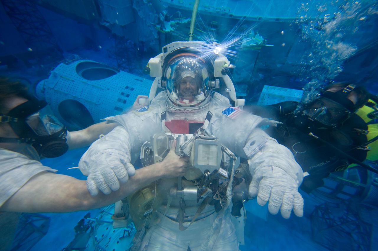 PHOTO DATE: 10-26-10 LOCATION:  NBL - Pool Topside SUBJECT:  Expedition 27 crew member Ron Garan and Expedition 28 crew member Mike Fossum during a joint INC-27/INC-28 ISS EVA Cleanup training session at the NBL WORK ORDER:   03126-BS__NBLEXP27_10-26-10  PHOTOGRAPHER:   BILL STAFFORD