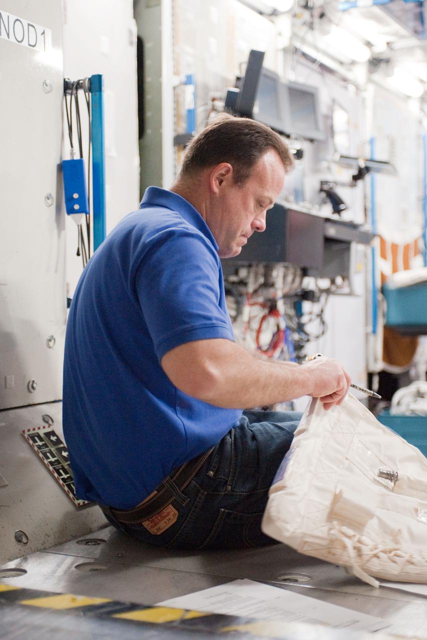 PHOTO DATE:  10-28-10 LOCATION:  Bldg 9NW, ISS Mockups SUBJECT:  Expedition 27 crew members Ron Garan, Andre Borisenko and Aleksandr Samokutyayev all working with instructors Nadine Lashier and Jennifer James during the crew's Routine Ops training PHOTOGRAPHER: James Blair 