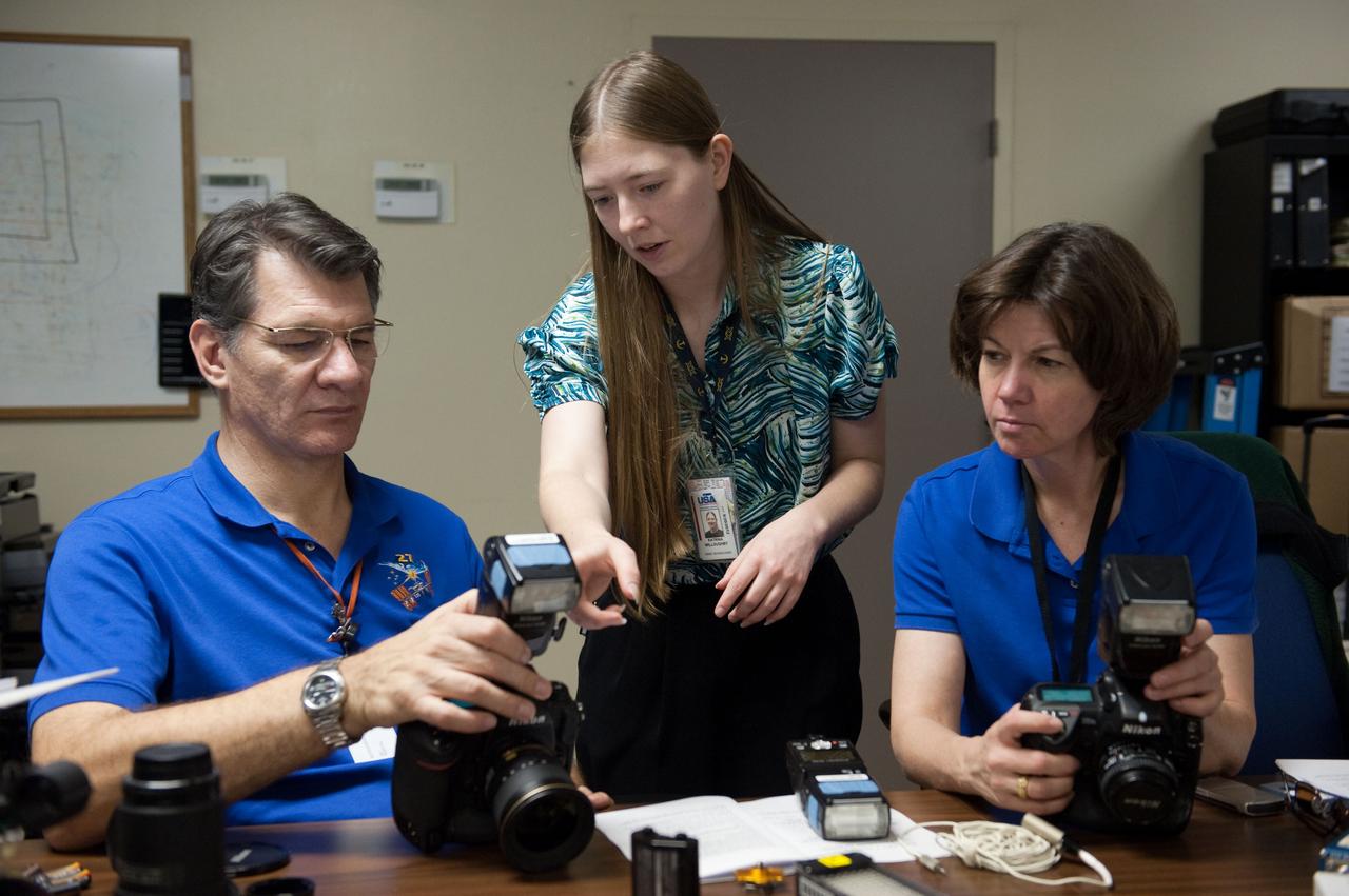 PHOTO DATE: 10-14-10 LOCATION: Bldg T-585, rm 118 SUBJECT: Expedition 26 crew members Cady Coleman and Paolo Nespoli during camera review training6 PHOTOGRAPHER: James Blair