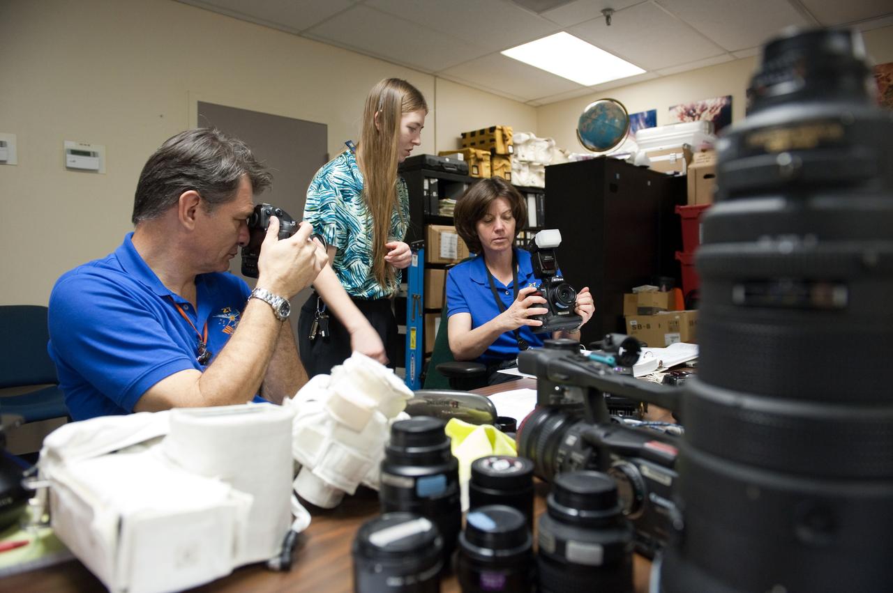 PHOTO DATE: 10-14-10 LOCATION: Bldg T-585, rm 118 SUBJECT: Expedition 26 crew members Cady Coleman and Paolo Nespoli during camera review training6 PHOTOGRAPHER: James Blair