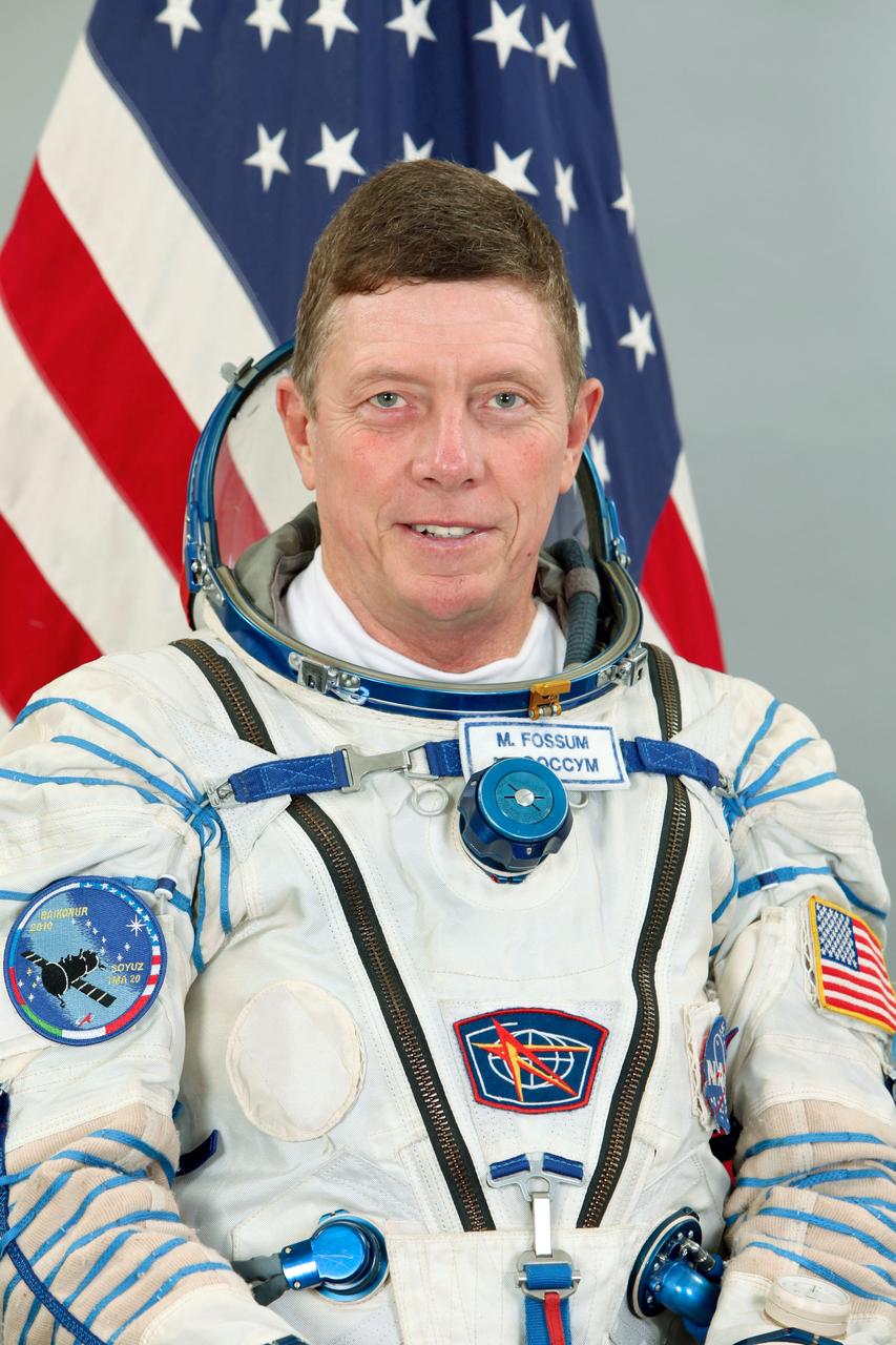 JSC2010-E-185688 (9 Nov. 2010) --- NASA astronaut Mike Fossum, Expedition 26 backup crew member, attired in a Russian Sokol launch and entry suit, takes a break from training in Star City, Russia to pose for a portrait. Photo credit: Gagarin Cosmonaut Training Center