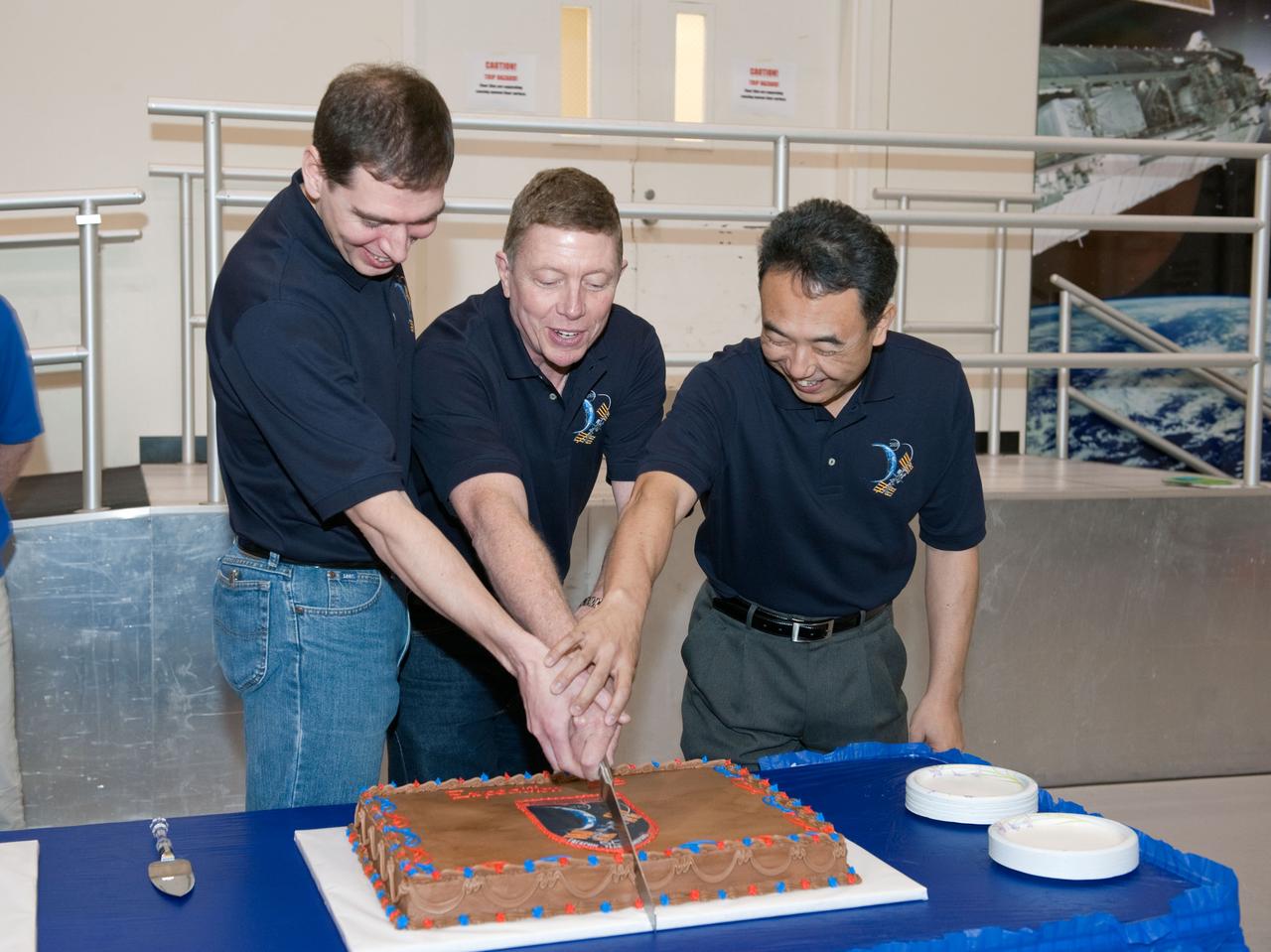 PHOTO DATE: 01-19-11 LOCATION: Bldg 5, High Bay SUBJECT: Expedition 27/28 Cake Cutting Ceremony in building 5 high bay PHOTOGRAPHER: James Blair