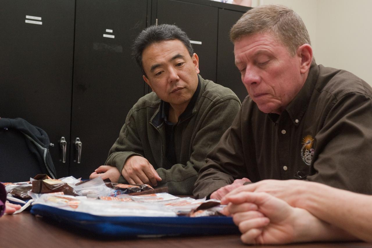 PHOTO DATE:01/24/11 PHOTO LOCATION:Building 35 PHOTO SUBJECT: CMO Delta Training PHOTOGRAPHER: GEESEMAN