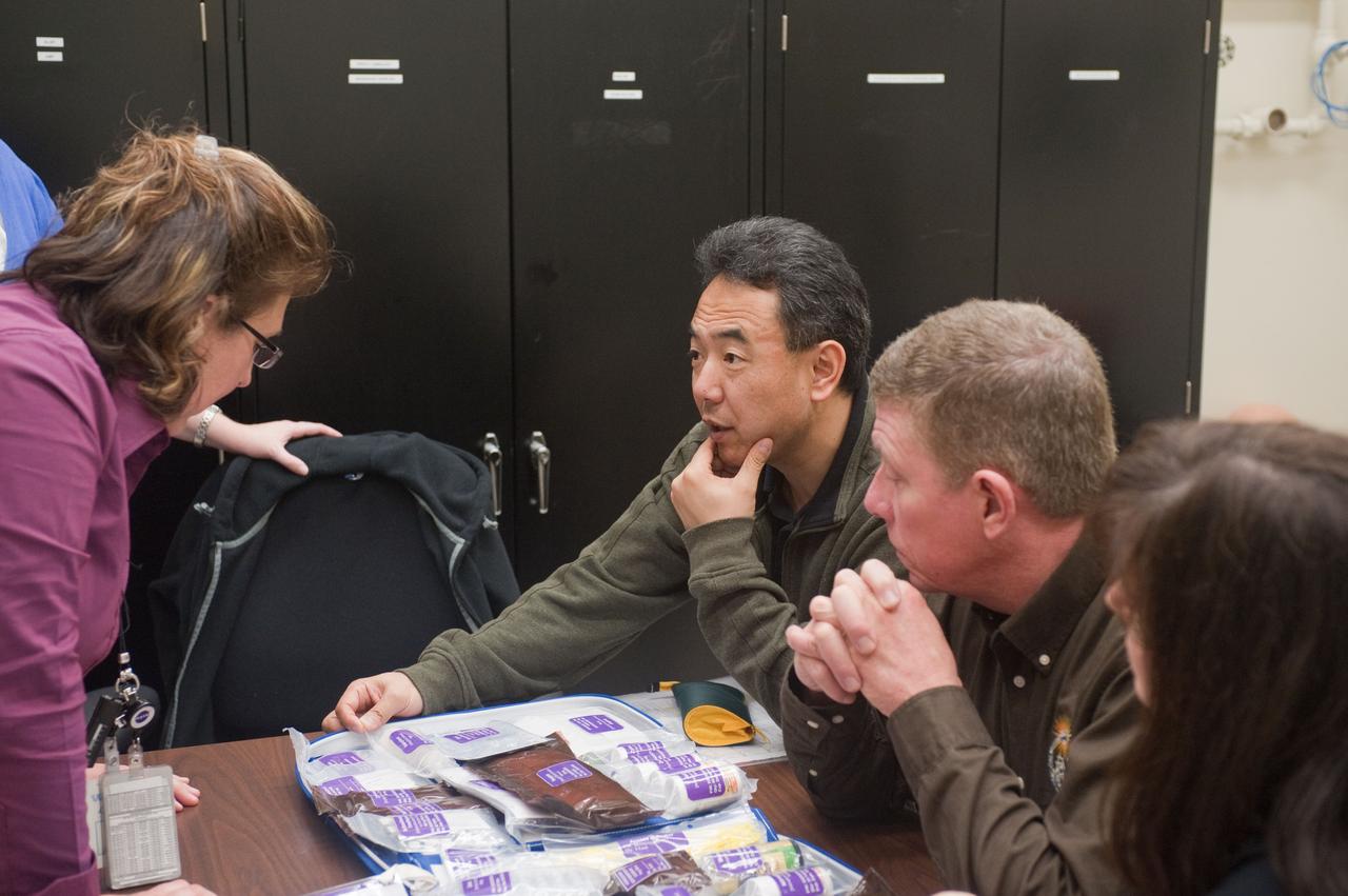 PHOTO DATE:01/24/11 PHOTO LOCATION:Building 35 PHOTO SUBJECT: CMO Delta Training PHOTOGRAPHER: GEESEMAN