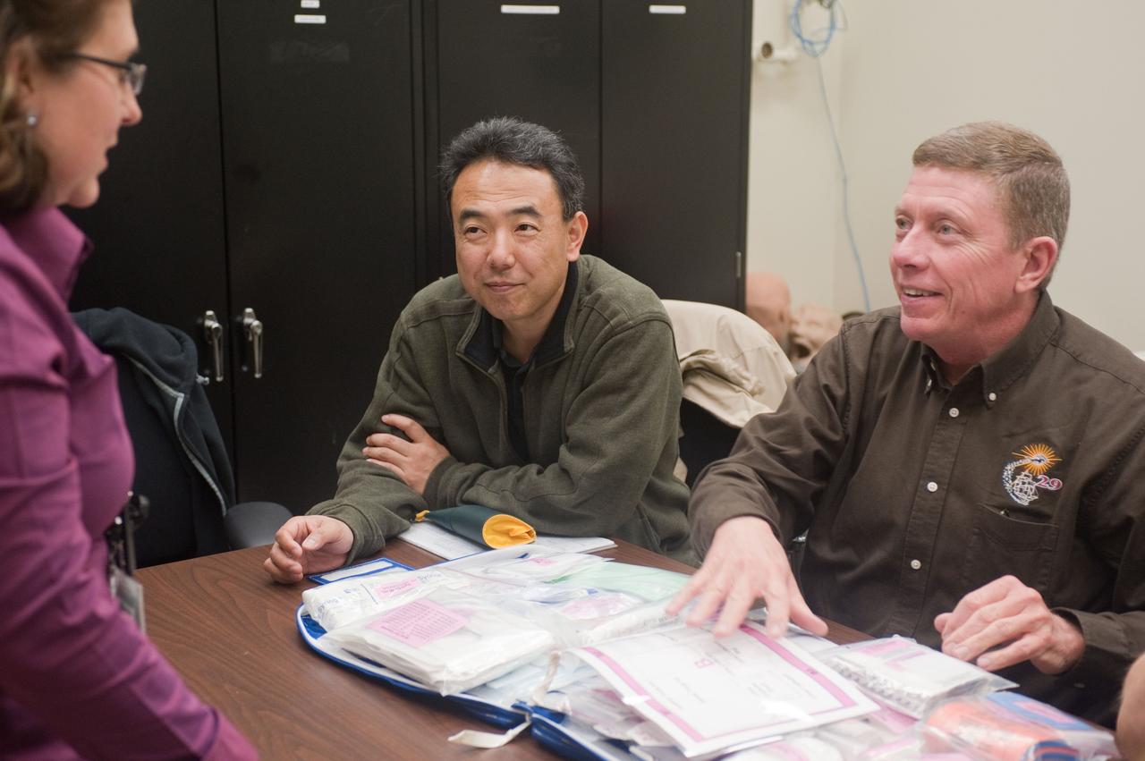 PHOTO DATE:01/24/11 PHOTO LOCATION:Building 35 PHOTO SUBJECT: CMO Delta Training PHOTOGRAPHER: GEESEMAN