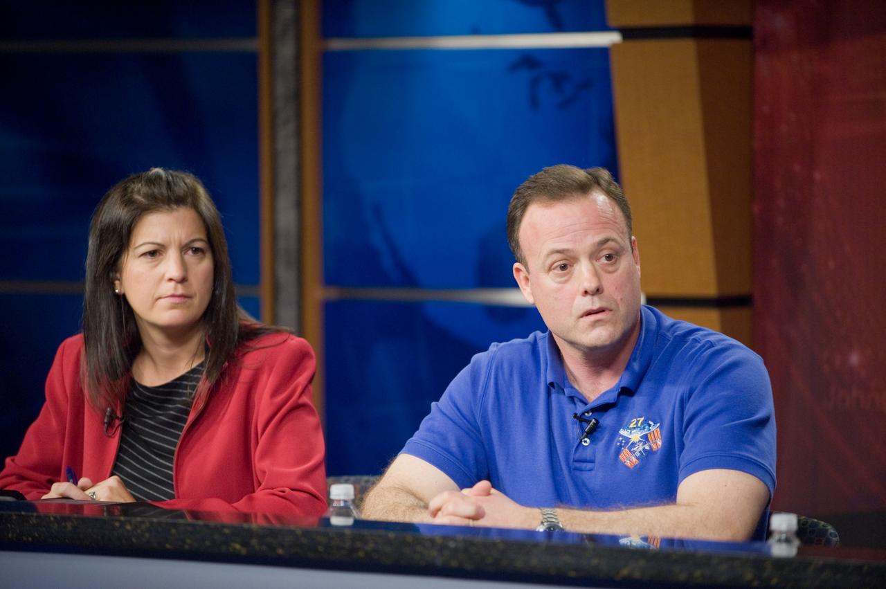 PHOTO DATE:  01-26-11 LOCATION:  Bldg 2 SUBJECT:  Expedition 27 press conference with NASA astronaut Ron Garan and his crewmates, Russian cosmonauts Aleksandr Samokutyayev and Andrei Borisenko PHOTOGRAPHER: James Blair