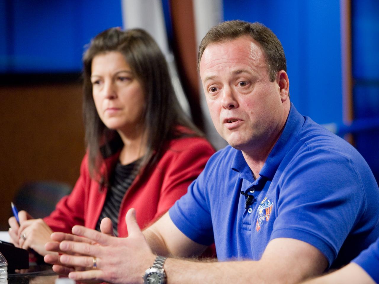 PHOTO DATE:  01-26-11 LOCATION:  Bldg 2 SUBJECT:  Expedition 27 press conference with NASA astronaut Ron Garan and his crewmates, Russian cosmonauts Aleksandr Samokutyayev and Andrei Borisenko PHOTOGRAPHER: James Blair
