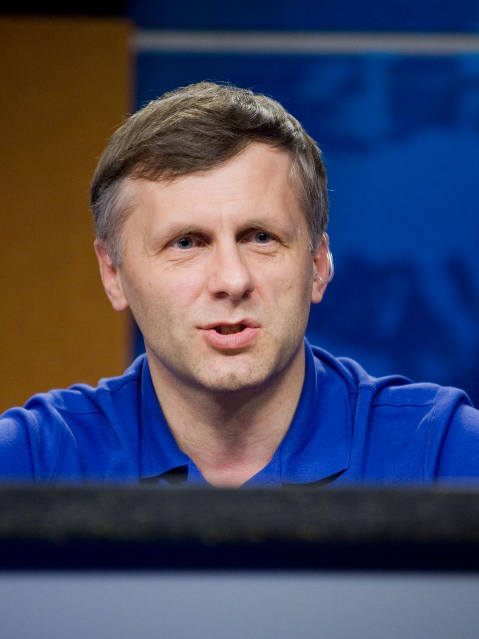 PHOTO DATE:  01-26-11 LOCATION:  Bldg 2 SUBJECT:  Expedition 27 press conference with NASA astronaut Ron Garan and his crewmates, Russian cosmonauts Aleksandr Samokutyayev and Andrei Borisenko PHOTOGRAPHER: James Blair