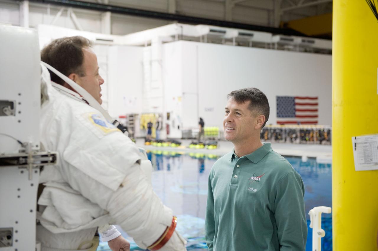 PHOTO DATE:    02-03-11 LOCATION: NBL - Pool Topside SUBJECT:  Expedition 28/29 crew members Ron Garan and Mike Fossum during NBL EVA training WORK ORDER:   00281-BS__EXPNBL_02-03-11  PHOTOGRAPHER:   BILL STAFFORD