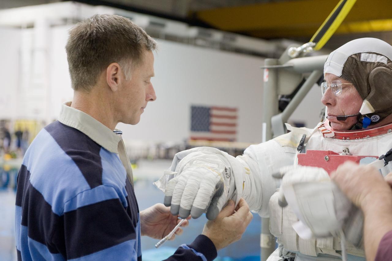 PHOTO DATE:    02-03-11 LOCATION: NBL - Pool Topside SUBJECT:  Expedition 28/29 crew members Ron Garan and Mike Fossum during NBL EVA training WORK ORDER:   00281-BS__EXPNBL_02-03-11  PHOTOGRAPHER:   BILL STAFFORD