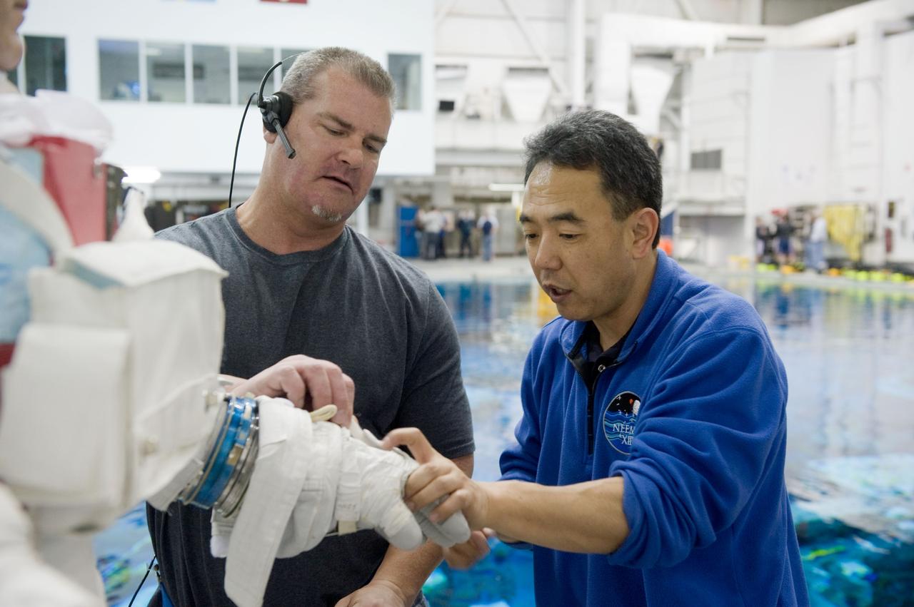 PHOTO DATE:    02-03-11 LOCATION: NBL - Pool Topside SUBJECT:  Expedition 28/29 crew members Ron Garan and Mike Fossum during NBL EVA training WORK ORDER:   00281-BS__EXPNBL_02-03-11  PHOTOGRAPHER:   BILL STAFFORD