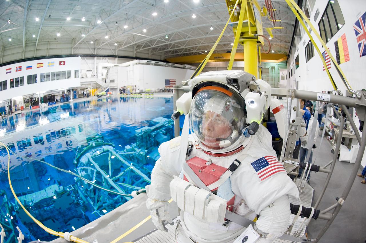 PHOTO DATE:    02-03-11 LOCATION: NBL - Pool Topside SUBJECT:  Expedition 28/29 crew members Ron Garan and Mike Fossum during NBL EVA training WORK ORDER:   00281-BS__EXPNBL_02-03-11  PHOTOGRAPHER:   BILL STAFFORD