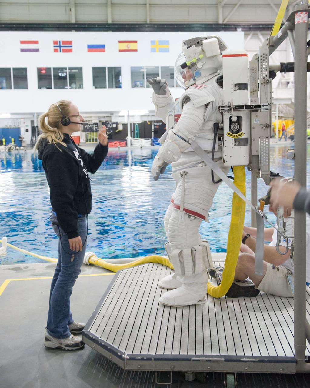 PHOTO DATE: 02-03-11 LOCATION: NBL - Pool Topside SUBJECT: Expedition 28/29 crew members Ron Garan and Mike Fossum during NBL EVA training WORK ORDER: 00281-BS__EXPNBL_02-03-11 PHOTOGRAPHER: BILL STAFFORD