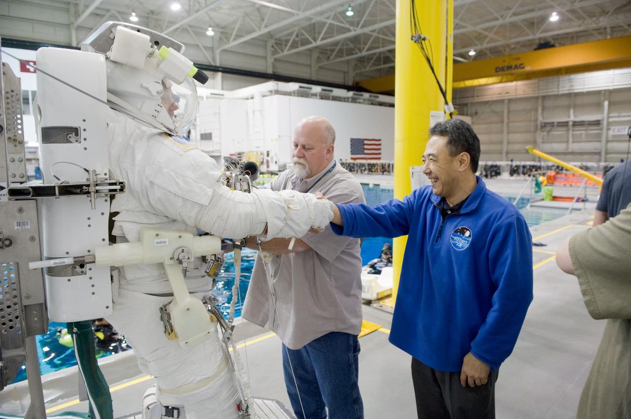 PHOTO DATE:    02-03-11 LOCATION: NBL - Pool Topside SUBJECT:  Expedition 28/29 crew members Ron Garan and Mike Fossum during NBL EVA training WORK ORDER:   00281-BS__EXPNBL_02-03-11  PHOTOGRAPHER:   BILL STAFFORD