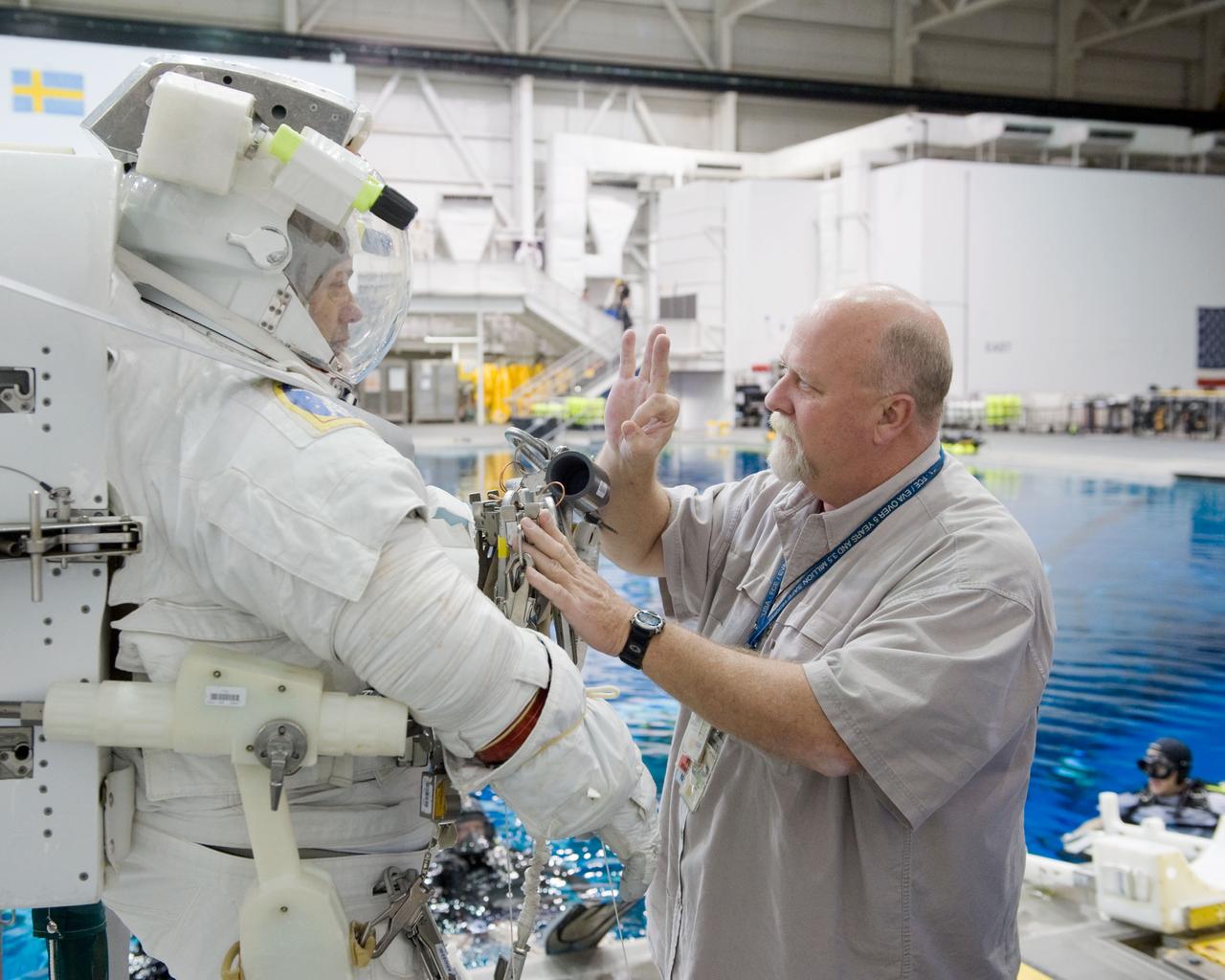 PHOTO DATE:    02-03-11 LOCATION: NBL - Pool Topside SUBJECT:  Expedition 28/29 crew members Ron Garan and Mike Fossum during NBL EVA training WORK ORDER:   00281-BS__EXPNBL_02-03-11  PHOTOGRAPHER:   BILL STAFFORD