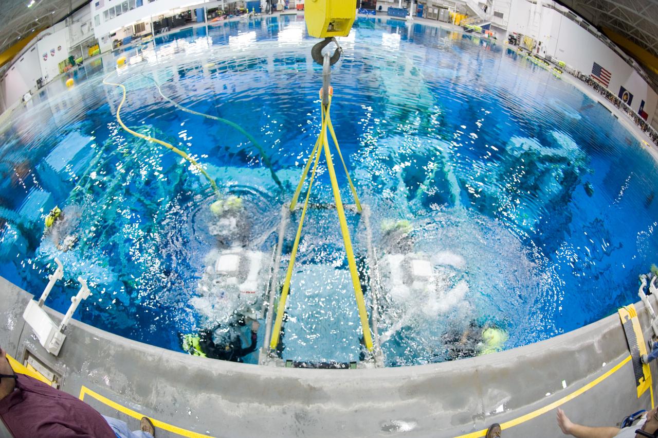 PHOTO DATE:    02-03-11 LOCATION: NBL - Pool Topside SUBJECT:  Expedition 28/29 crew members Ron Garan and Mike Fossum during NBL EVA training WORK ORDER:   00281-BS__EXPNBL_02-03-11  PHOTOGRAPHER:   BILL STAFFORD
