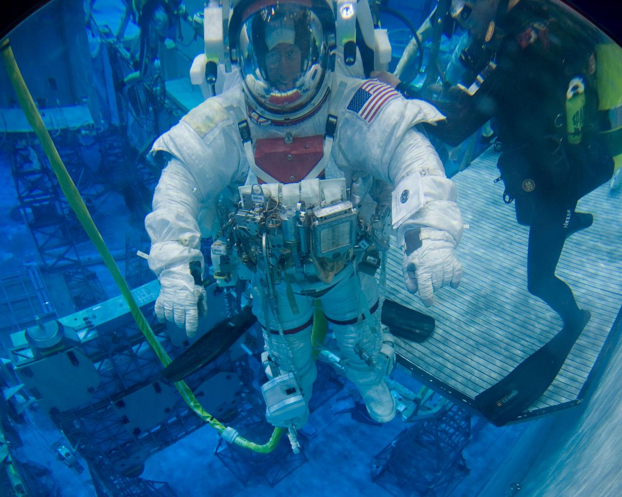 PHOTO DATE:    02-03-11 LOCATION: NBL - Pool Topside SUBJECT:  Expedition 28/29 crew members Ron Garan and Mike Fossum during NBL EVA training WORK ORDER:   00281-BS__EXPNBL_02-03-11  PHOTOGRAPHER:   BILL STAFFORD