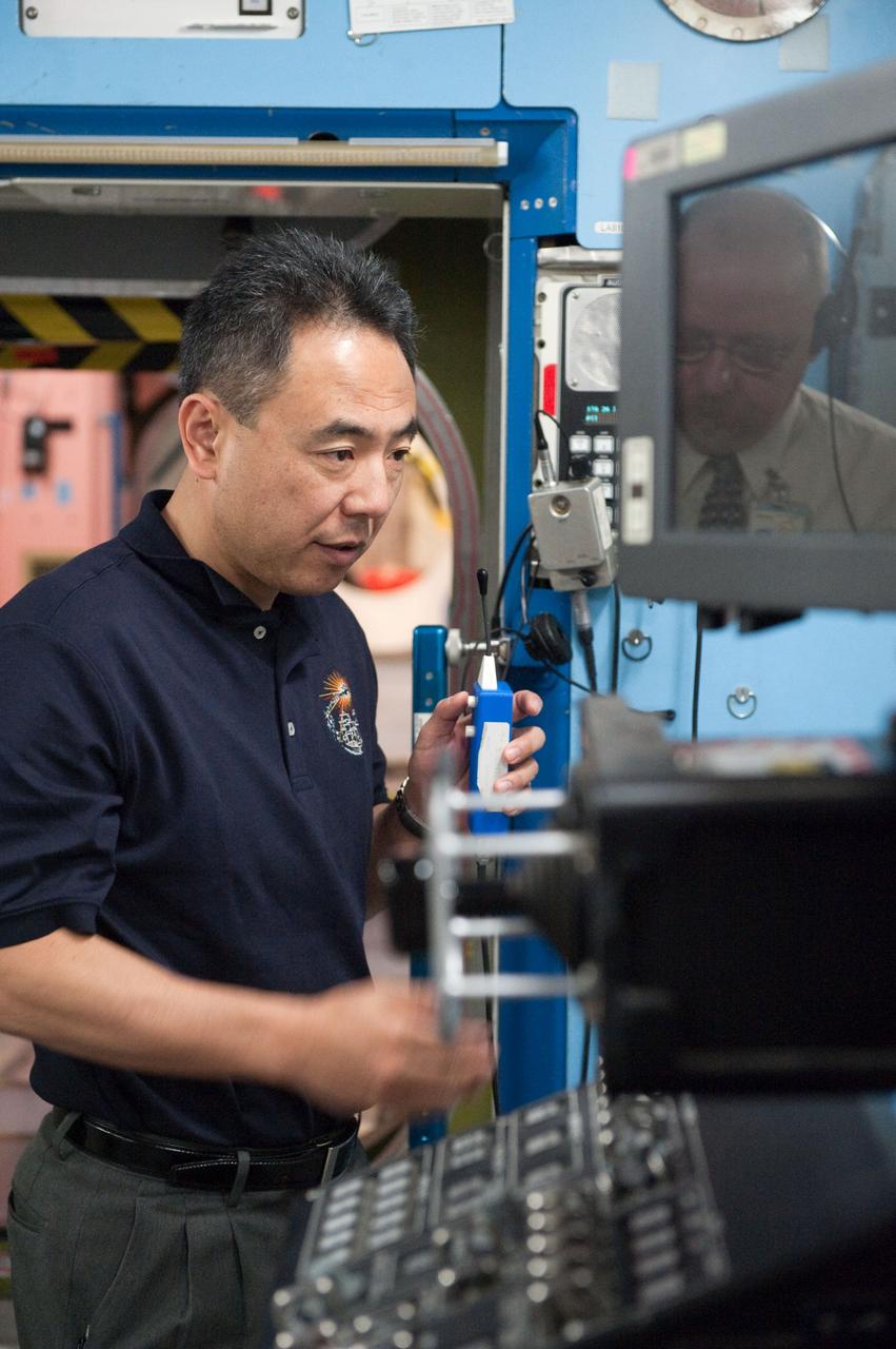 PHOTO DATE:  01-26-11 LOCATION:   Bldg. 9NW - ISS Mockups SUBJECT:  Expedition 29 JAXA astronaut Satoshi Furukawa during Emergency Scenario Training WORK ORDER:   00374-BS__SATOSHIEMERTRAINING_01-26-11 PHOTOGRAPHER:   BILL STAFFORD