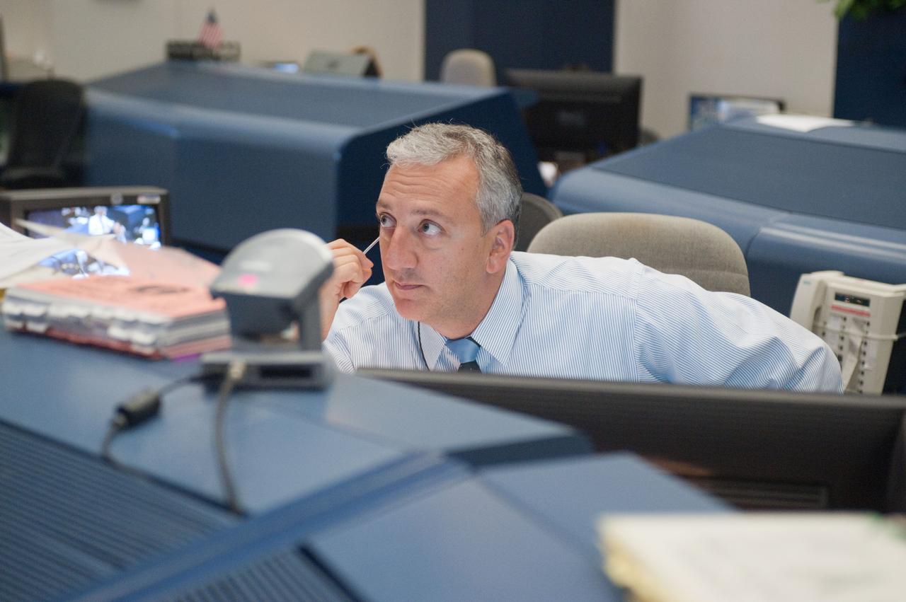 PHOTO DATE: 02/25/11 LOCATION: Bldg. 30 south -WFCR SUBJECT: STS-133/ULF5 Flight Controllers on Console - Orbit Shift 3/1 -  Mike Marsh Award PHOTOGRAPHER: GEESEMAN