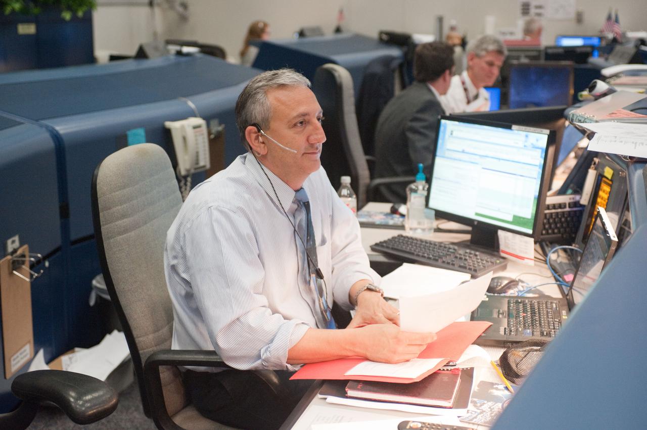 PHOTO DATE: 02/25/11 LOCATION: Bldg. 30 south -WFCR SUBJECT: STS-133/ULF5 Flight Controllers on Console - Orbit Shift 3/1 -  Mike Marsh Award PHOTOGRAPHER: GEESEMAN
