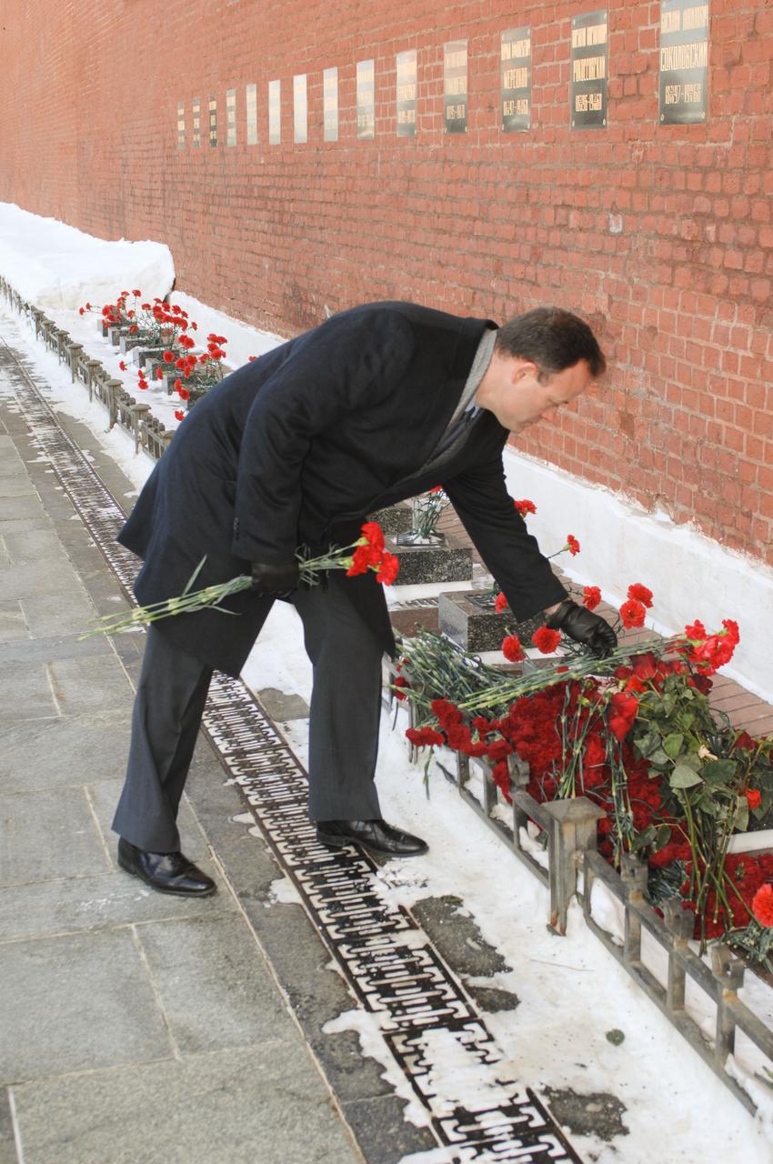 At the Kremlin Wall in Moscow March 11, 2011, NASA astronaut Ron Garan lays flowers in honor of fallen icons as part of the ceremonial activities leading to the scheduled launch of Expedition 27 to the International Space Station, scheduled for March 30 (Kazakhstan time) in the Soyuz TMA-21 spacecraft. Photo credit: NASA/Mark Polansky  