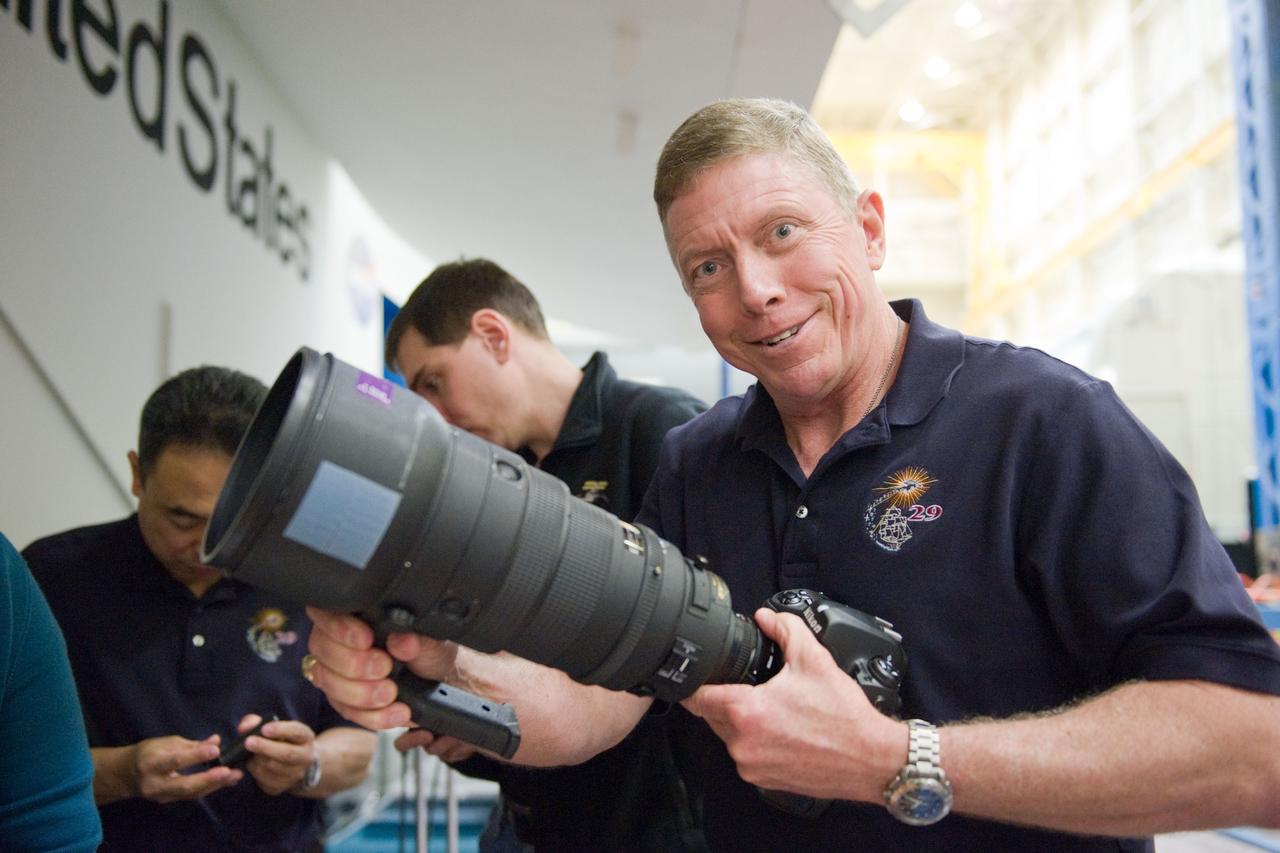 DATE: 3-15-11 LOCATION: Building 9 - ISS Mockup SUBJECT: Expedition 28/29 crew members during Docking Timeline Training. PHOTOGRAPHER: Lauren Harnett